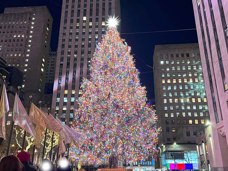 ニューヨーク　ロックフェラーセンターの巨大クリスマスツリー
