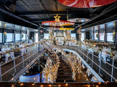 カジュアル・ディナークルーズ 船のソファー