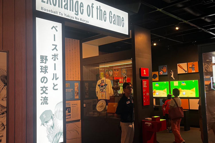 特設展示の入り口。日本語で「ベースボールと野球の交流」の文字 クーパーズタウン